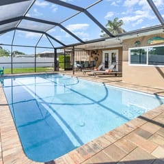 Teal Lagoon - Pet Friendly with Fenced Yard