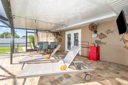 Teal Lagoon - Pet Friendly with Fenced Yard