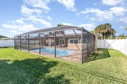 Teal Lagoon - Pet Friendly with Fenced Yard