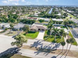 Teal Lagoon - Pet Friendly with Fenced Yard - Image 2