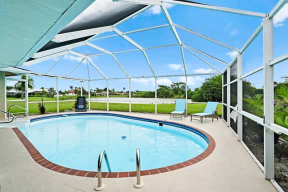 Palm Tree Retreat - Pet, Kid Friendly & Sleeps 8 - Image 1