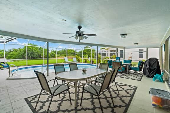 Palm Tree Retreat - Pet, Kid Friendly & Sleeps 8