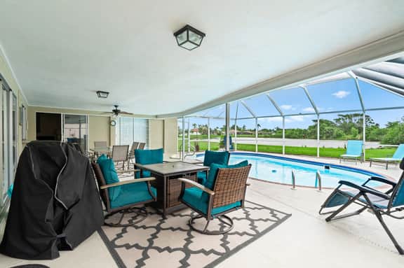Palm Tree Retreat - Pet, Kid Friendly & Sleeps 8