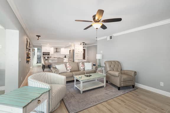 Teal Lagoon - Pet Friendly with Fenced Yard