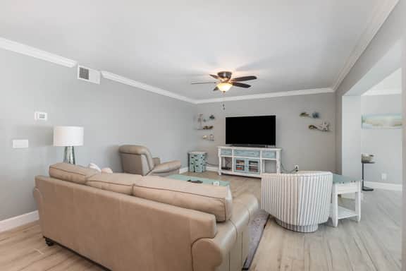 Teal Lagoon - Pet Friendly with Fenced Yard