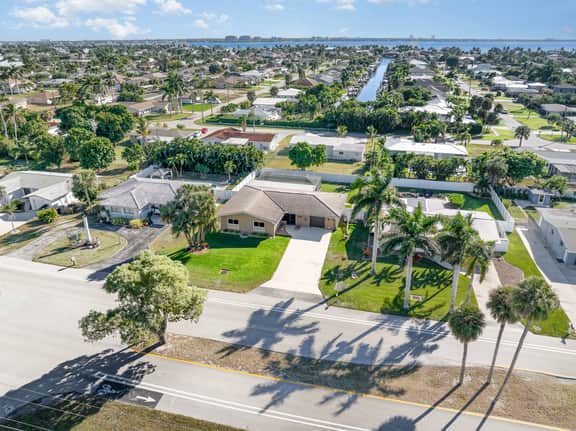 Teal Lagoon - Pet Friendly with Fenced Yard - Image 2