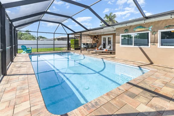 Teal Lagoon - Pet Friendly with Fenced Yard