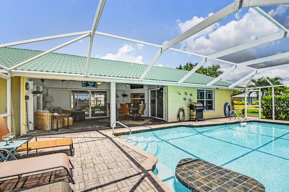 Palaco Paradise - Waterfront Oasis with Large Pool